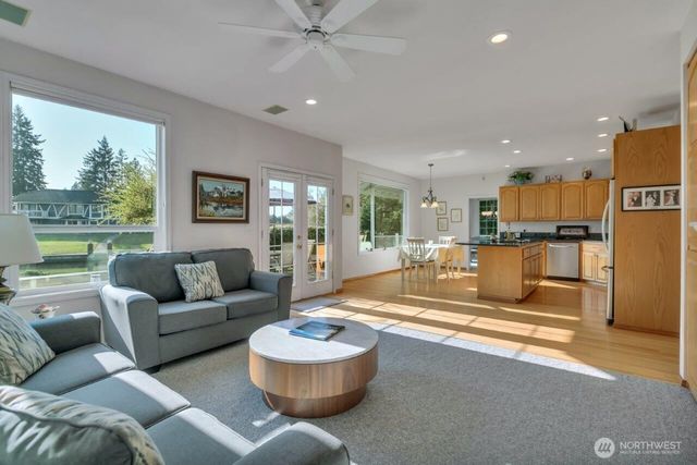 20204 Island Parkway E, Lake Tapps, WA 98391
