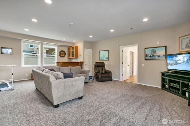 20204 Island Parkway E, Lake Tapps, WA 98391