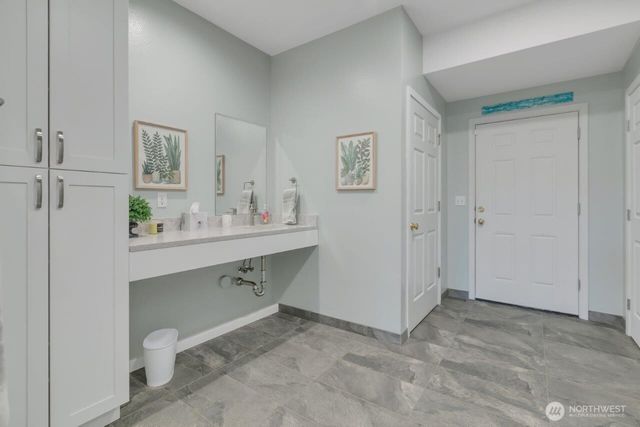 20204 Island Parkway E, Lake Tapps, WA 98391