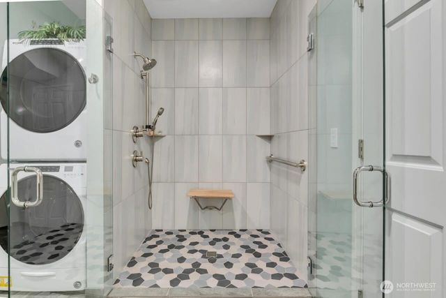 20204 Island Parkway E, Lake Tapps, WA 98391