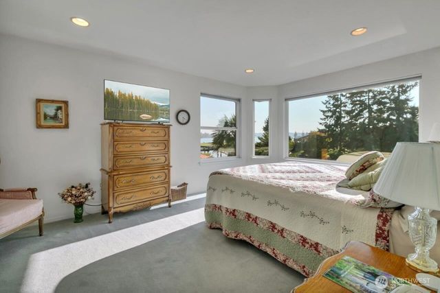 20204 Island Parkway E, Lake Tapps, WA 98391