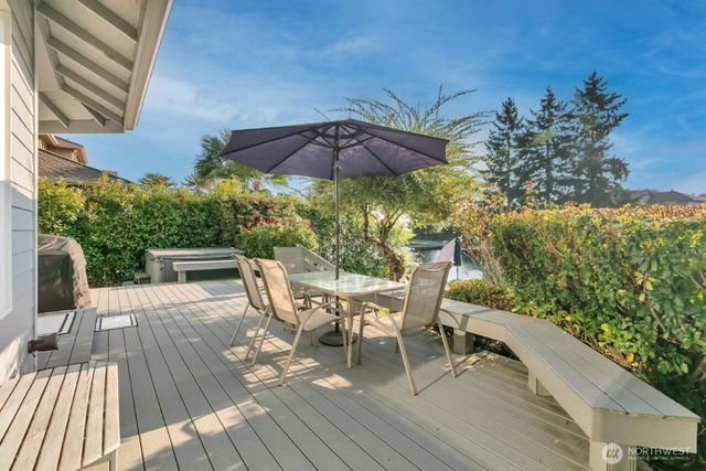 20204 Island Parkway E, Lake Tapps, WA 98391