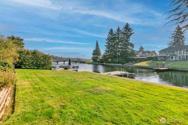 20204 Island Parkway E, Lake Tapps, WA 98391