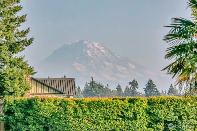 20204 Island Parkway E, Lake Tapps, WA 98391