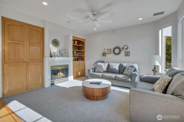 20204 Island Parkway E, Lake Tapps, WA 98391