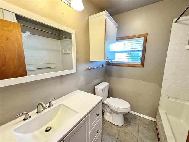 2411 N Clarke Street, Choctaw, OK 73020