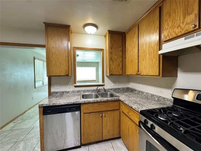 2411 N Clarke Street, Choctaw, OK 73020
