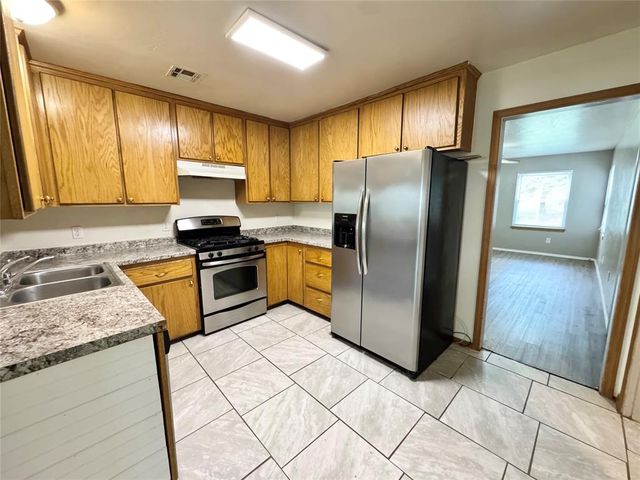 2411 N Clarke Street, Choctaw, OK 73020