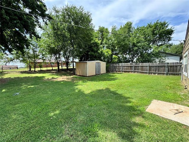 2411 N Clarke Street, Choctaw, OK 73020