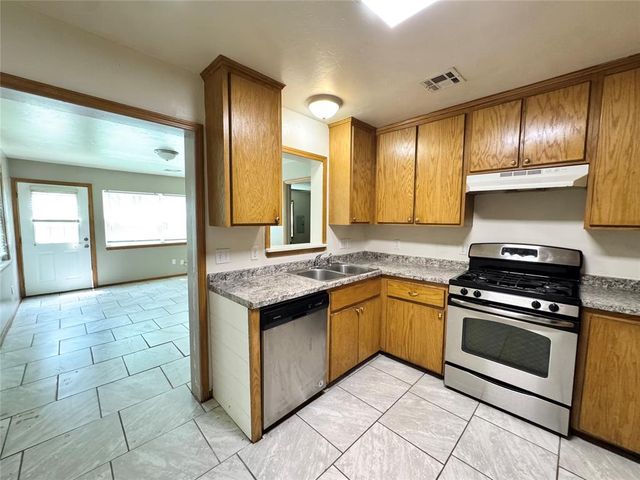 2411 N Clarke Street, Choctaw, OK 73020