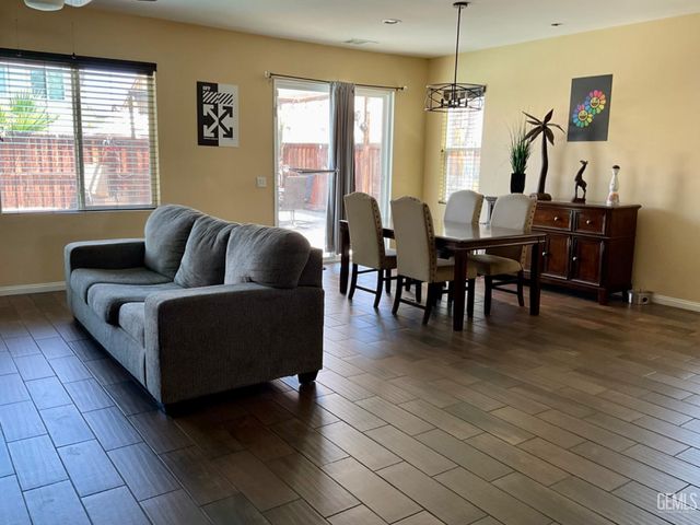 9902 Metropolitan Way, Bakersfield, CA 93311