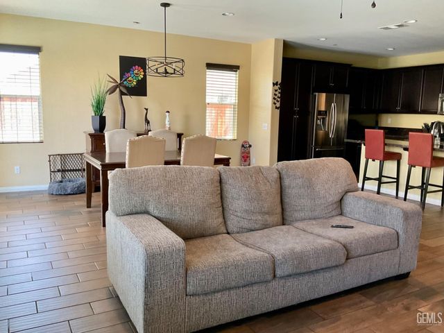 9902 Metropolitan Way, Bakersfield, CA 93311