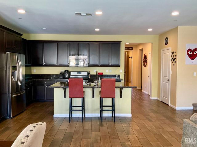 9902 Metropolitan Way, Bakersfield, CA 93311