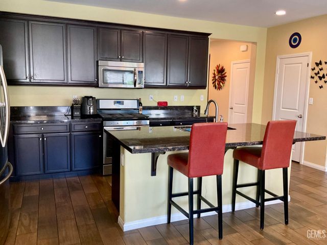 9902 Metropolitan Way, Bakersfield, CA 93311