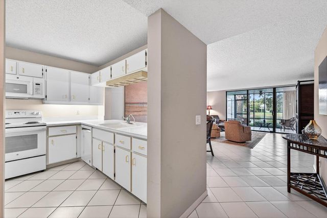 6944 Briarlake Circle 104, Palm Beach Gardens, FL 33418