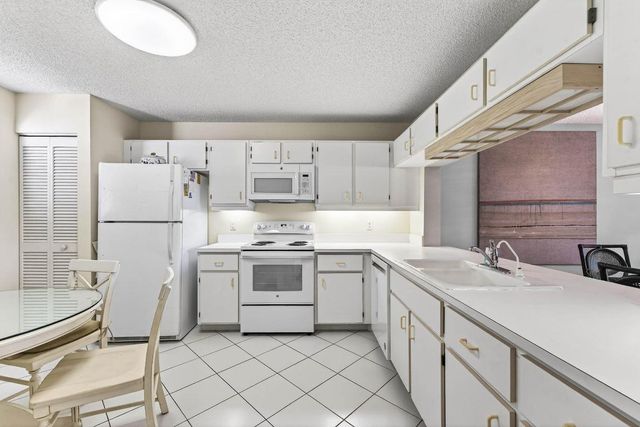 6944 Briarlake Circle 104, Palm Beach Gardens, FL 33418