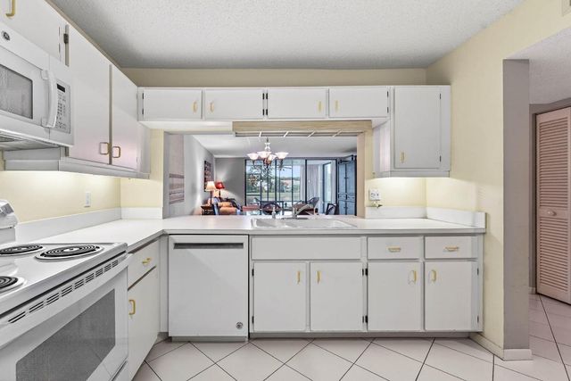 6944 Briarlake Circle 104, Palm Beach Gardens, FL 33418