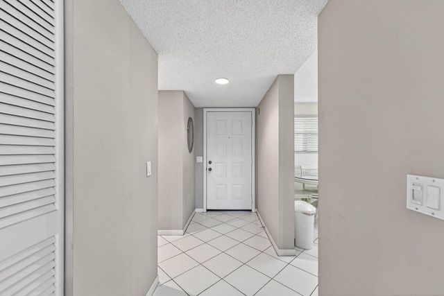 6944 Briarlake Circle 104, Palm Beach Gardens, FL 33418