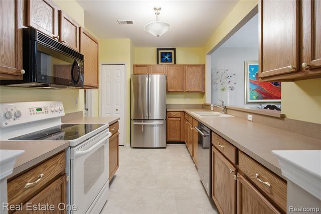 1828 Flagstone Circle 40, Rochester, MI 48307