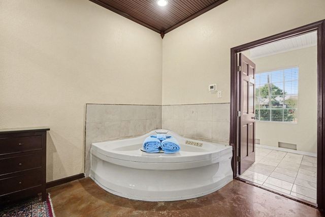 503 Bay Avenue, Kemah, TX 77565