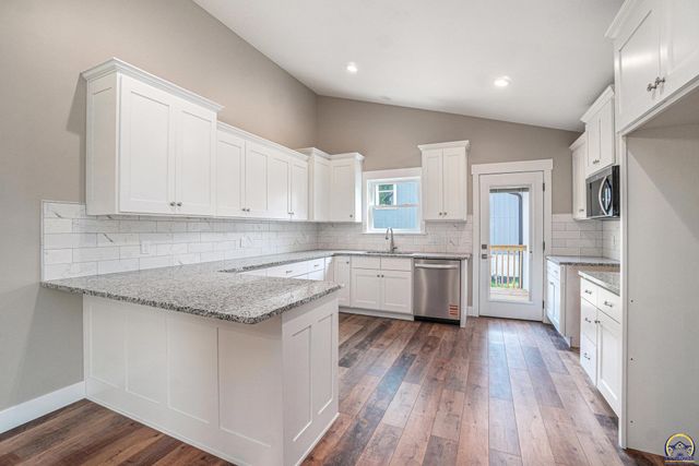 4334 SW Lakeside DR, Topeka, KS 66610