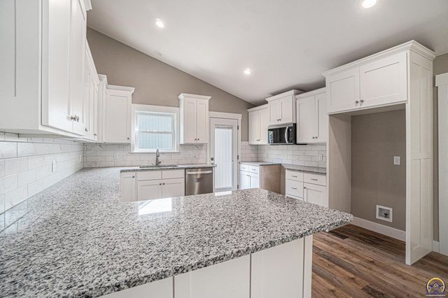 4334 SW Lakeside DR, Topeka, KS 66610