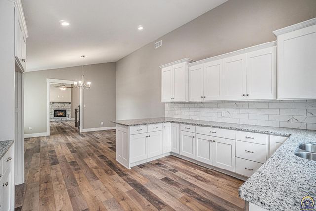 4334 SW Lakeside DR, Topeka, KS 66610