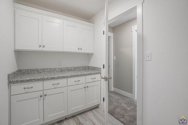 4334 SW Lakeside DR, Topeka, KS 66610