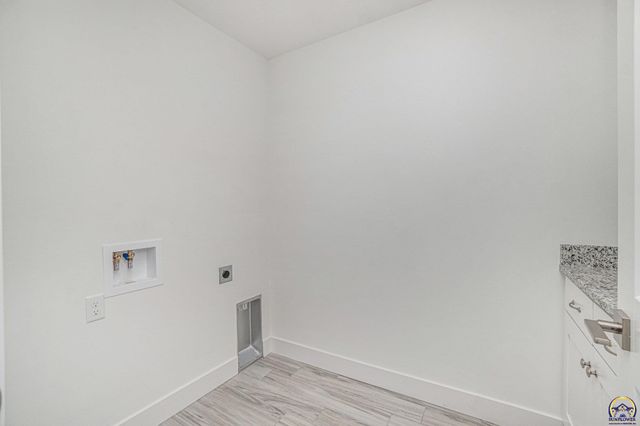 4334 SW Lakeside DR, Topeka, KS 66610