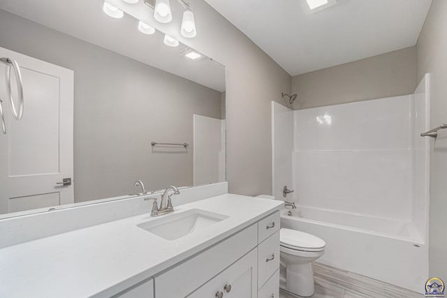 4334 SW Lakeside DR, Topeka, KS 66610