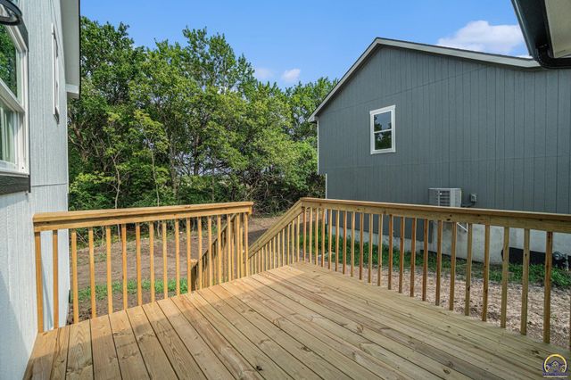 4334 SW Lakeside DR, Topeka, KS 66610