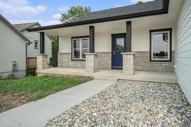 4334 SW Lakeside DR, Topeka, KS 66610