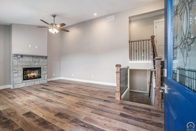 4334 SW Lakeside DR, Topeka, KS 66610