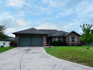 995 South Natalie Avenue, Springfield, MO 65802