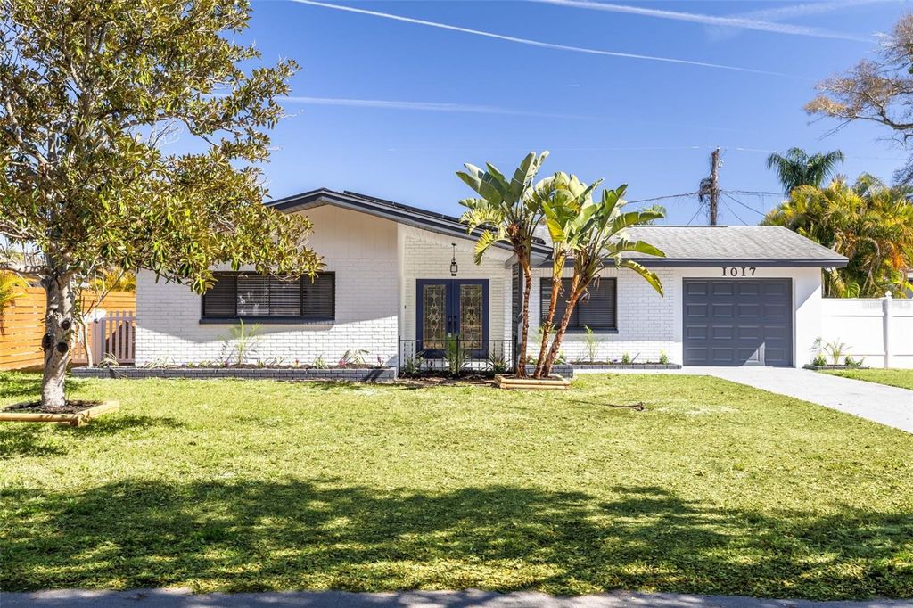 Image 2 of property listing at 1017 EMERSON DRIVE, Dunedin, FL 34698