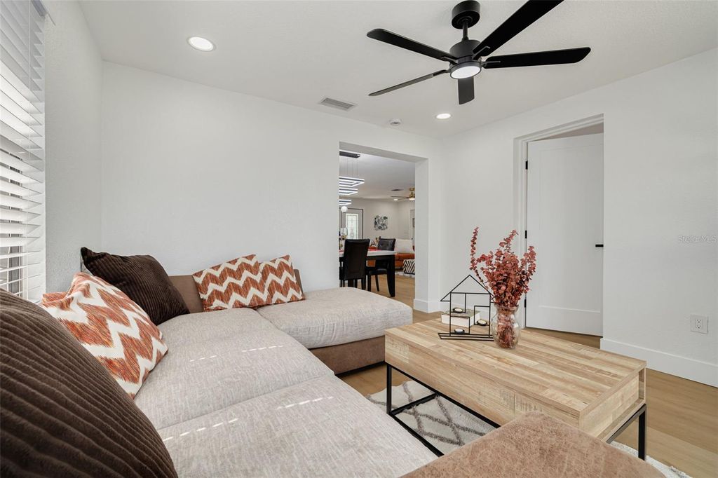 Image 15 of property listing at 1017 EMERSON DRIVE, Dunedin, FL 34698