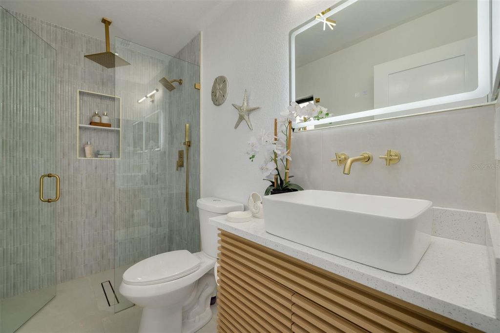 Image 16 of property listing at 1017 EMERSON DRIVE, Dunedin, FL 34698