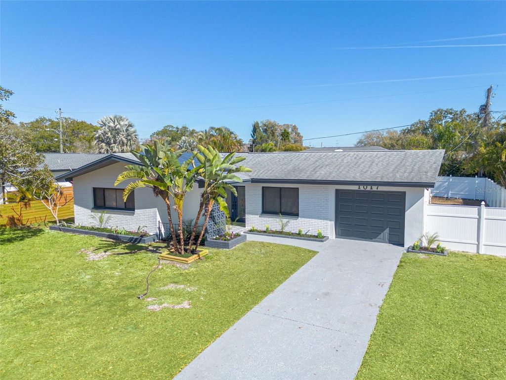 Image 3 of property listing at 1017 EMERSON DRIVE, Dunedin, FL 34698