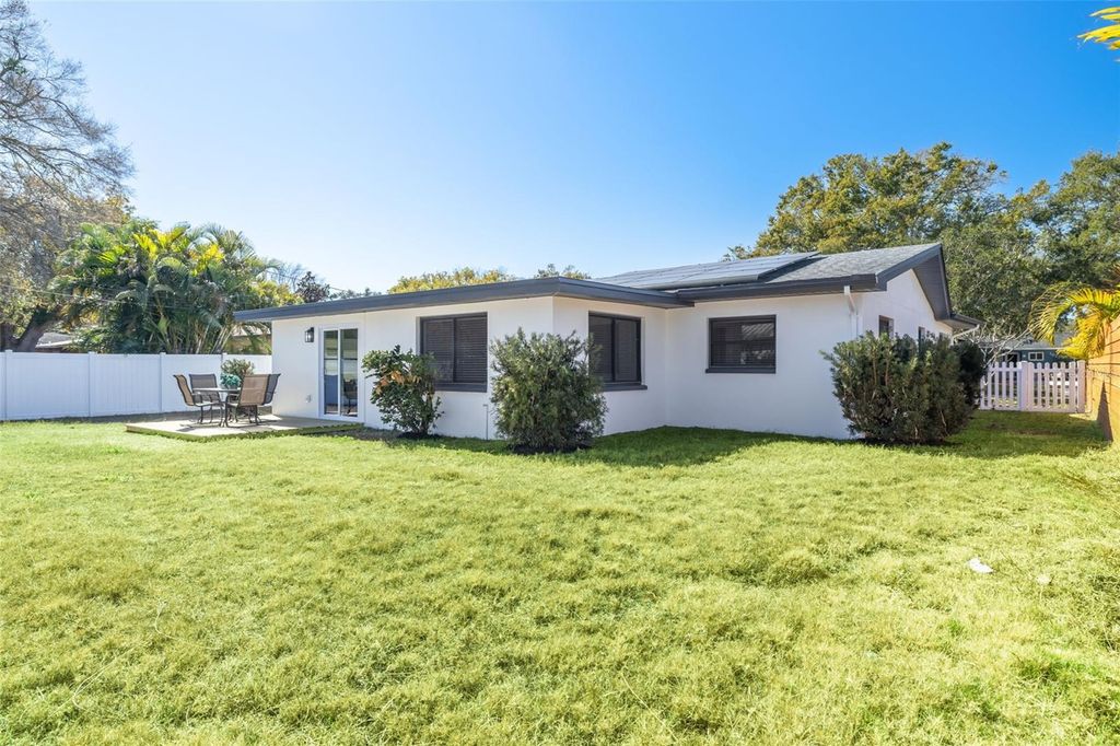 Image 29 of property listing at 1017 EMERSON DRIVE, Dunedin, FL 34698