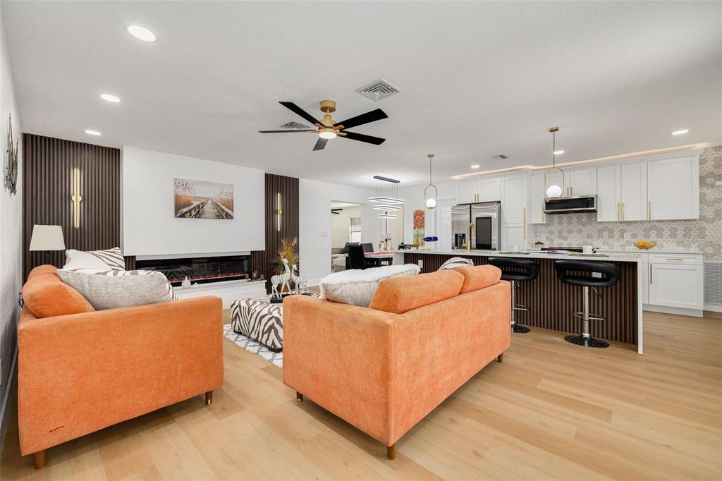 Image 5 of property listing at 1017 EMERSON DRIVE, Dunedin, FL 34698