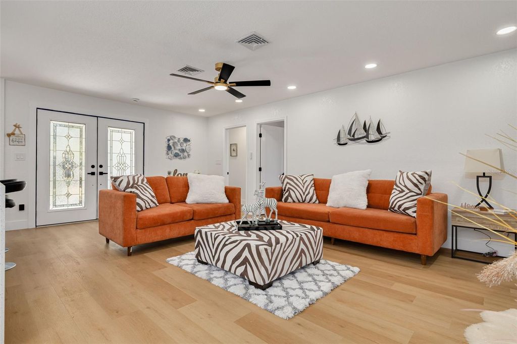 Image 7 of property listing at 1017 EMERSON DRIVE, Dunedin, FL 34698