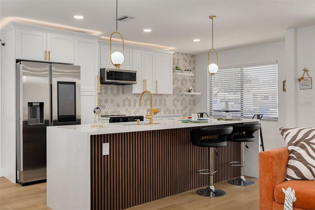 Image 8 of property listing at 1017 EMERSON DRIVE, Dunedin, FL 34698