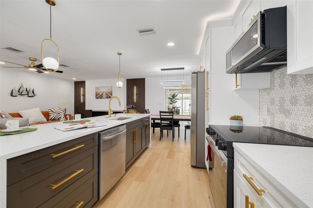 Image 10 of property listing at 1017 EMERSON DRIVE, Dunedin, FL 34698