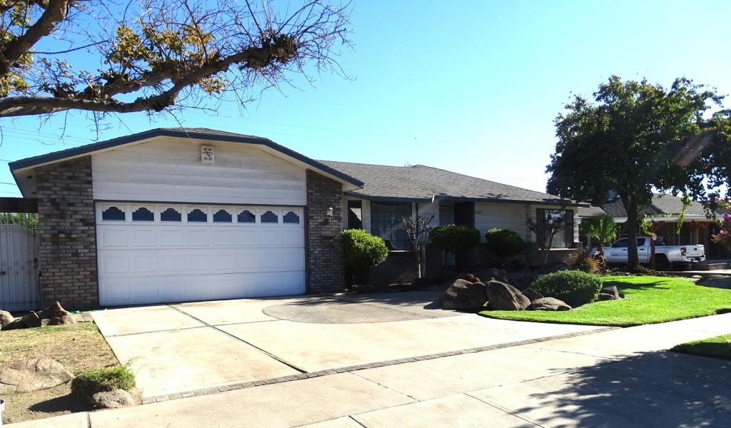 Image 2 of property listing at 1425 Flint Way, Fresno, CA 93705