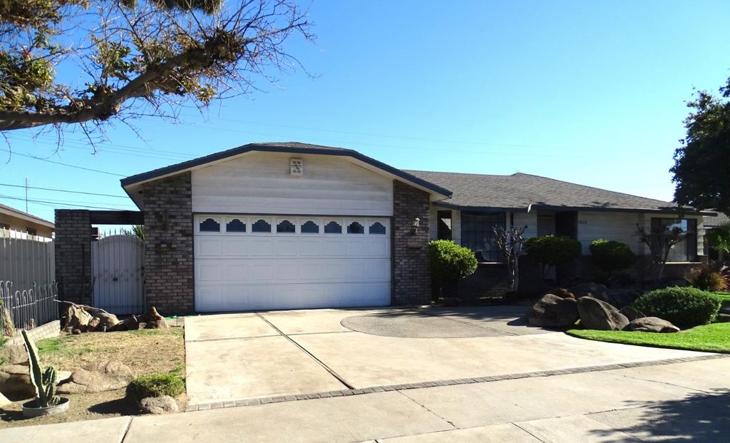 Image 4 of property listing at 1425 Flint Way, Fresno, CA 93705