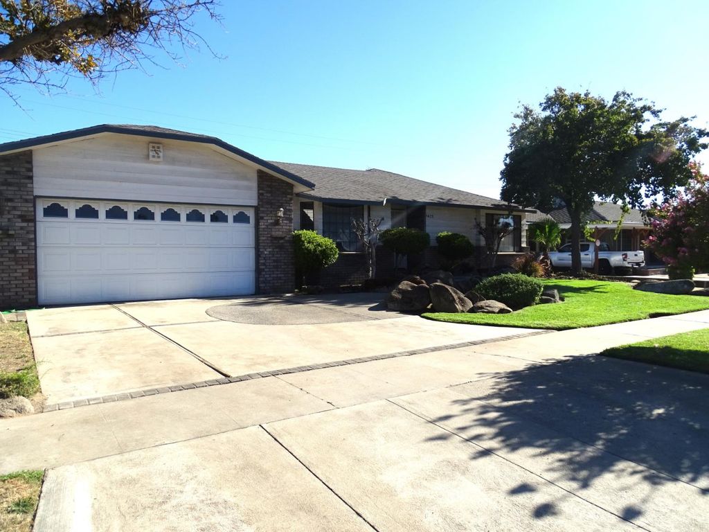 Image 5 of property listing at 1425 Flint Way, Fresno, CA 93705