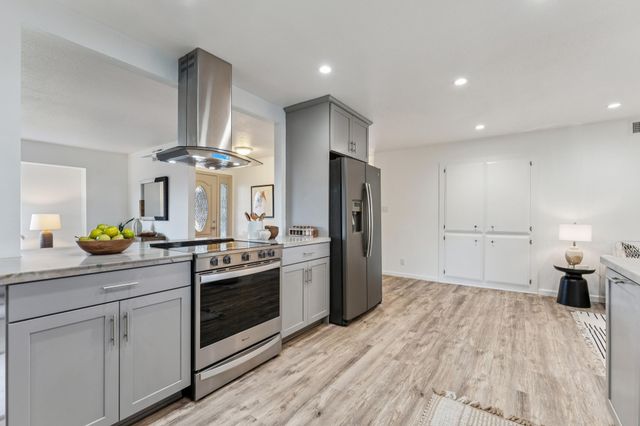 885 Tara Hills Dr, Pinole, CA 94564