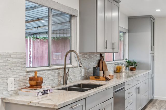 885 Tara Hills Dr, Pinole, CA 94564