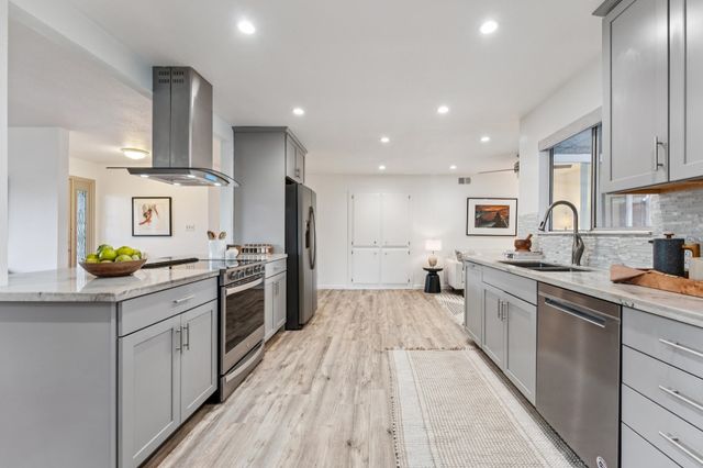 885 Tara Hills Dr, Pinole, CA 94564