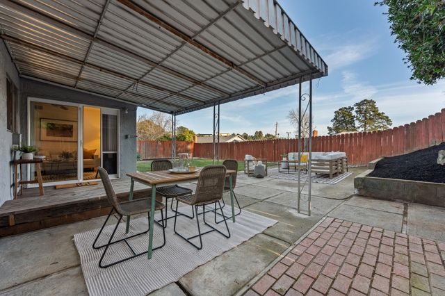 885 Tara Hills Dr, Pinole, CA 94564